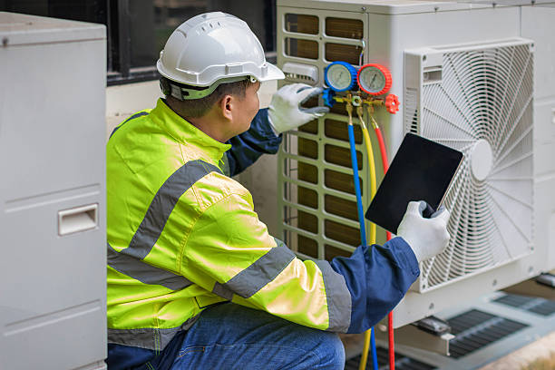 Professional Hvac technician working in Kansas City, KS